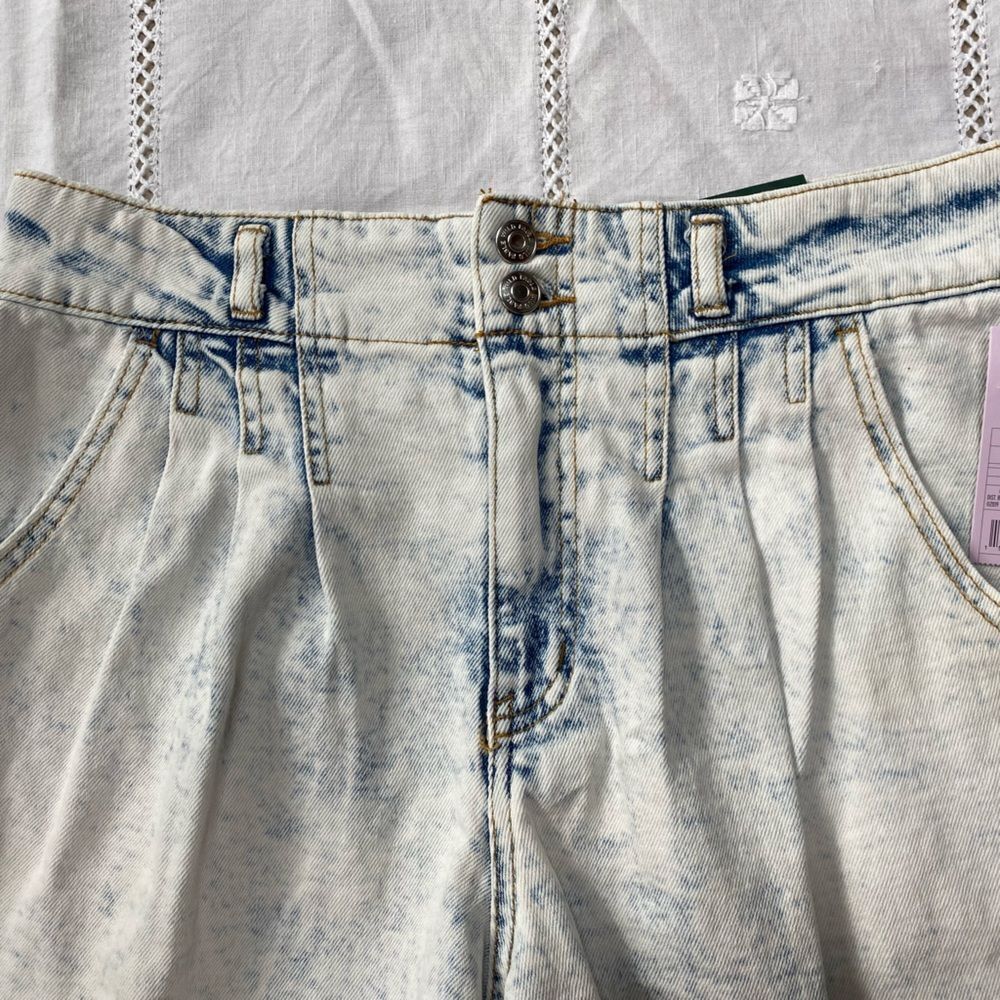 80s Style Acid Wash Button-fly High-rise Shorts - Picture 2 of 5